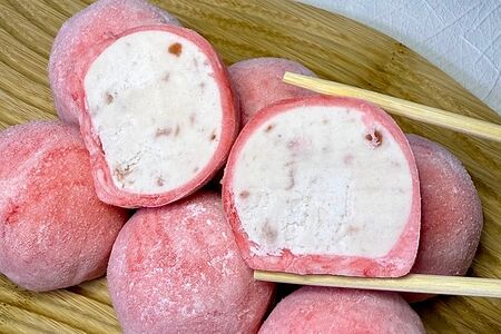 Японский десерт моти "Клубничный милкшейк"