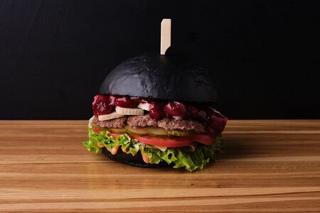 Бургер с вишней и горгонзолой Яс