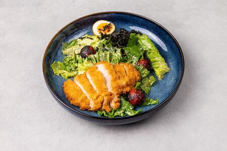 Микс-салат с хрустящим цыпленком