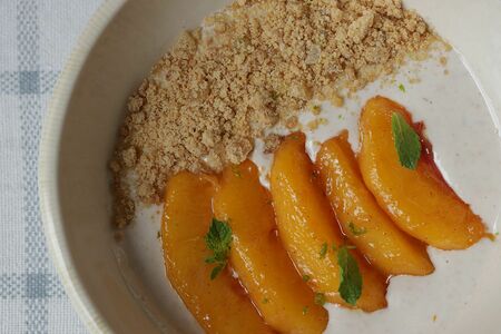 Нектарин, имбирный крамбл