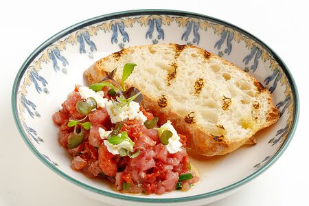 Тартар из тунца с сальсой из печеных и вяленых томатов