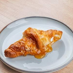 Круассан с крем-чизом и вишней