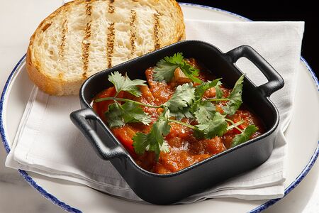 Овощное соте, подача с ломтиком чиабатты