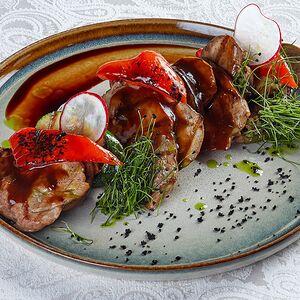 Медальоны из свинины с овощами гриль