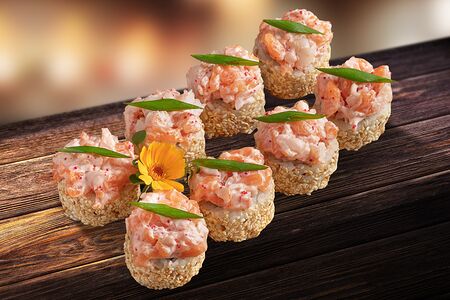 Ролл с лососем и креветкой