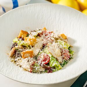Салат с теплым цыпленком, крутонами и салатом ромен