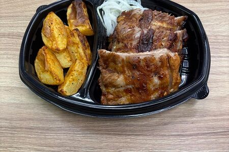 Рёбрышки барбекю с картофелем по-деревенски