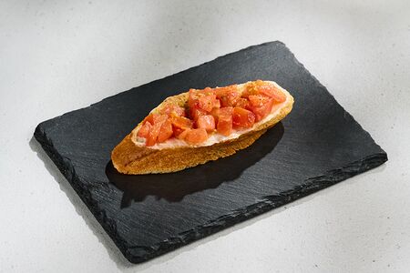 Брускетта с томатами и песто