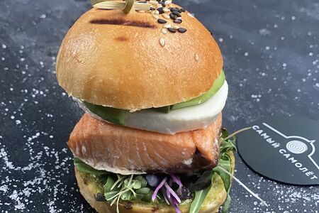 10 мини бургеров с лососем