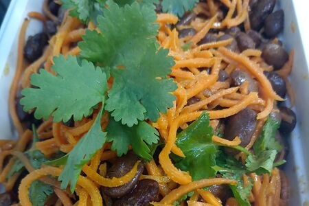 Морковь острая с фасолью и кинзой