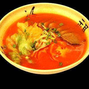 Лапша с тушеной говядиной в томатном бульоне