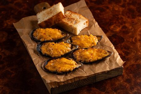 Запеченные мидии с сыром 