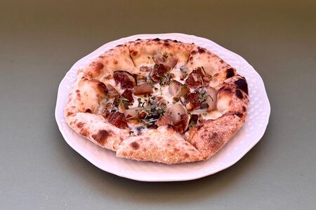 Пицца с инжиром, грушей и горгонзолой