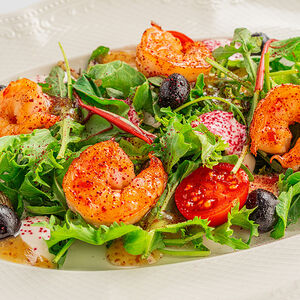 Салат с креветками и кремом из груши