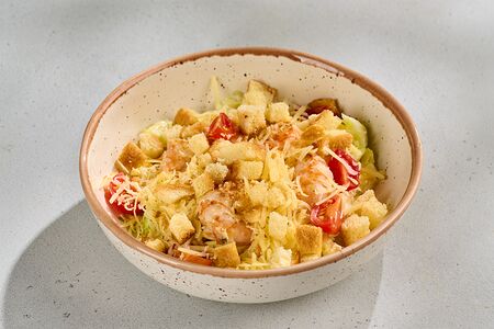 Салат Цезарь с тигровыми креветками