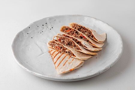 Кесадилья с телятиной и сыром чеддер