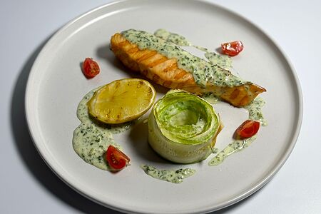 Лосось с гратеном из цукини