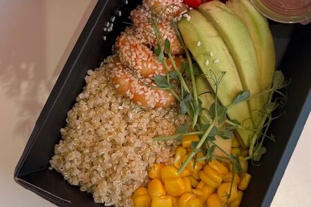 Боул с креветками и киноа