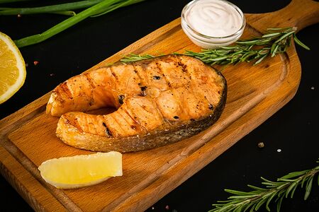 Стейк из лосося на углях 