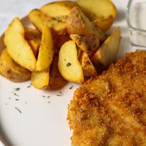 Венский шницель с картофельными дольками и соусом айоли