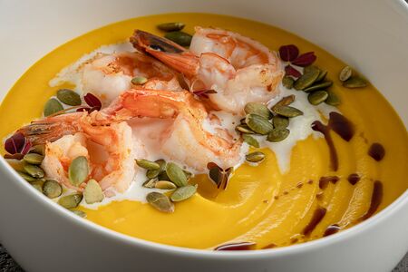 Тыквенный крем-суп со страчателлой и тигровыми креветками