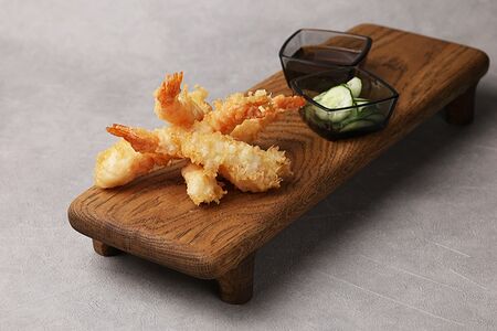 Креветки темпура с соусом агедаши и огуречным салатом