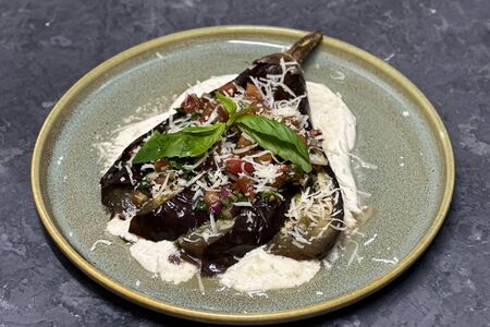 Запечённый баклажан с сальсой и кремом из пармезана