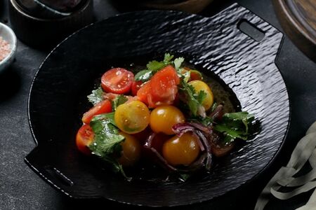 Салат сезонный с тремя видами томатов