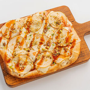 Пицца с грушей и соленой карамелью