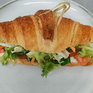 Круассан с красной рыбой