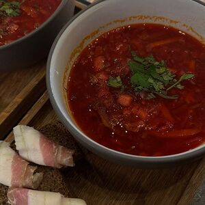 Борщ с говядиной и домашним салом