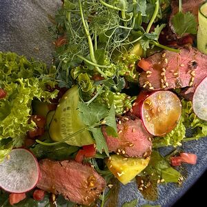 Салат с ростбифом в медовой заправке 