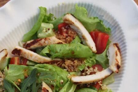 Салат с цыпленком гриль