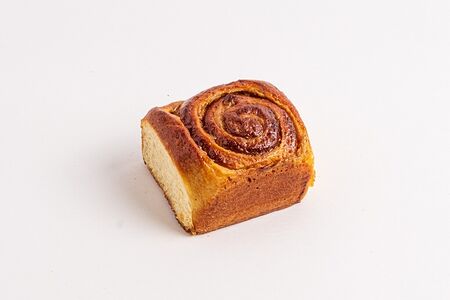 Булочка с варёной сгущенкой и грецким орехом