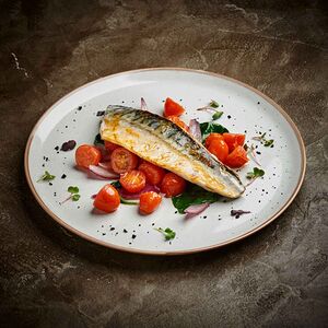 Скумбрия с томатами черри, шпинатом и красным луком