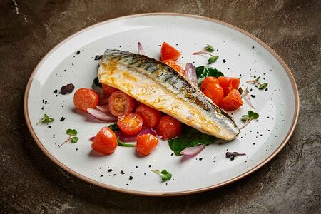 Скумбрия с томатами черри, шпинатом и красным луком