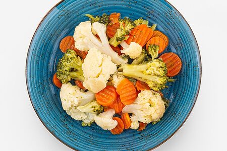 Брокколи с морковью и цветной капустой
