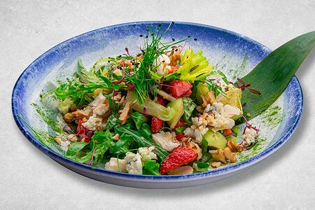 Салат с клубникой, дорблю, грецкими орехами и медово-лаймовым соусом