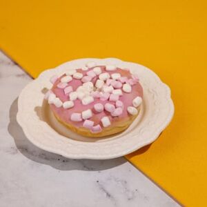 Донат розовый с маршмеллоу