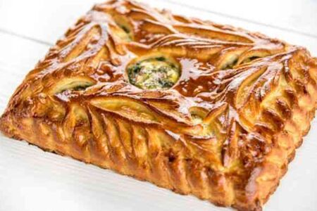 Целый пирог с ветчиной и сырами