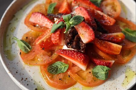Салат со сладкими томатами и страчателлой