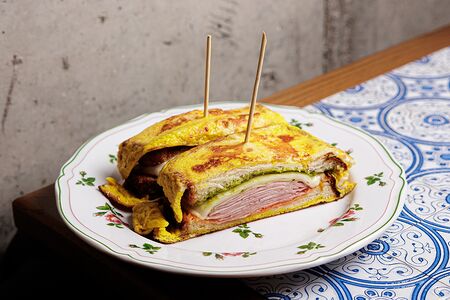 Большой тост с ветчиной