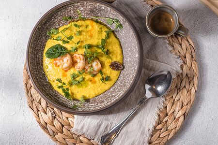 Пшенная каша с тыквой и розовой креветкой