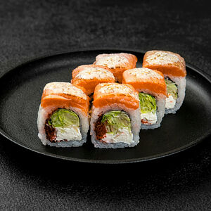 Ролл с опаленным лососем и кунжутным соусом