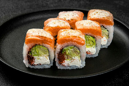 Ролл с опаленным лососем и кунжутным соусом