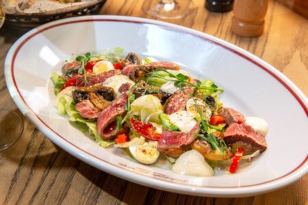 Зеленый микс-салат с мраморной говядиной и соусом цезарь