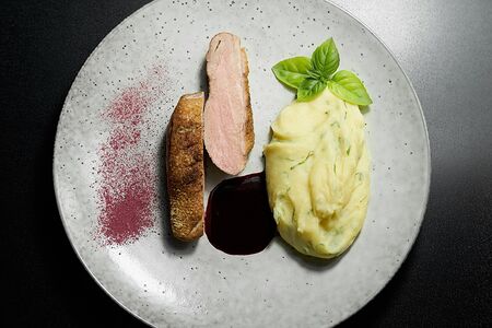 Утиная грудка с базиликовым пюре и можжевеловым соусом 