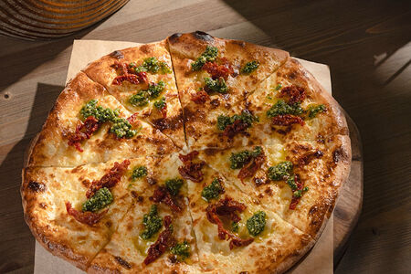 Хачапури по-царски с томатами и кавказским песто