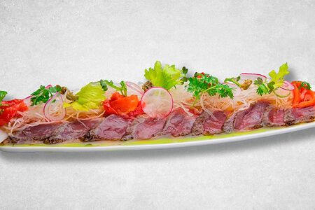 Татаки из тунца с каперсами и лаймовым соусом