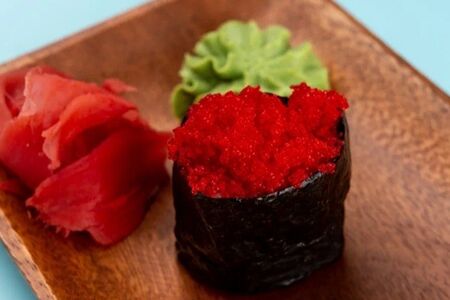 Гункан суши с икрой тобико